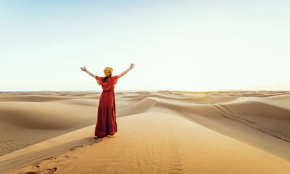 Ragazza che cammina nel deserto di Abu Dhabi | Eden Viaggi