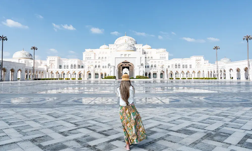 Ragazza che cammina ad Abu Dhabi | Eden Viaggi