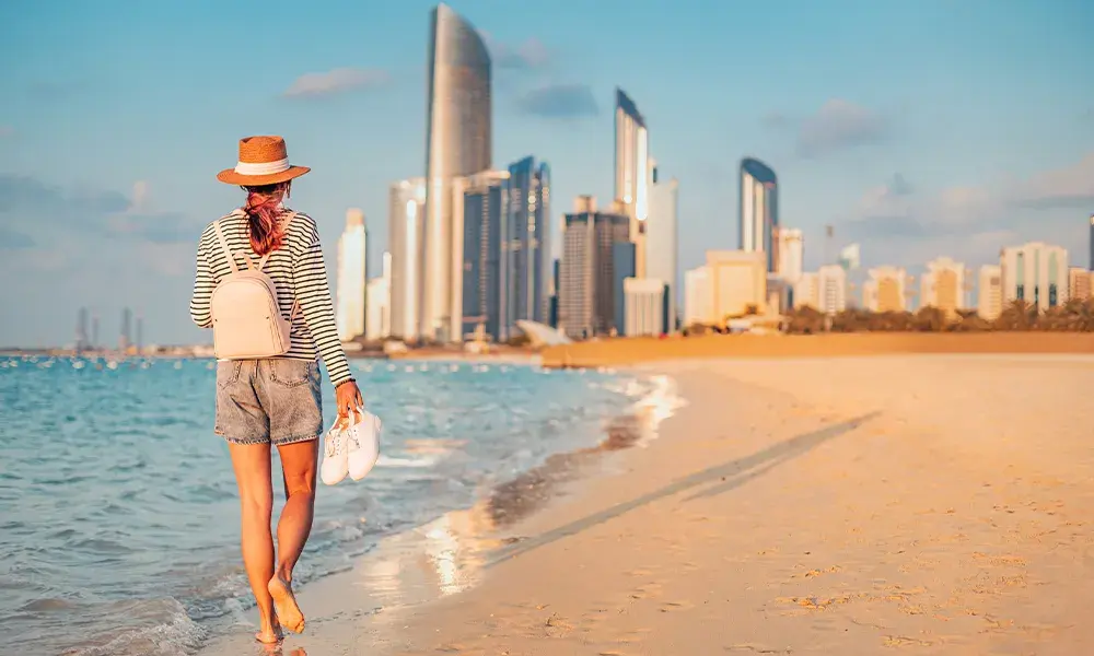 Ragazza che cammina sulla spiaggia di Abu Dhabi | Eden Viaggi