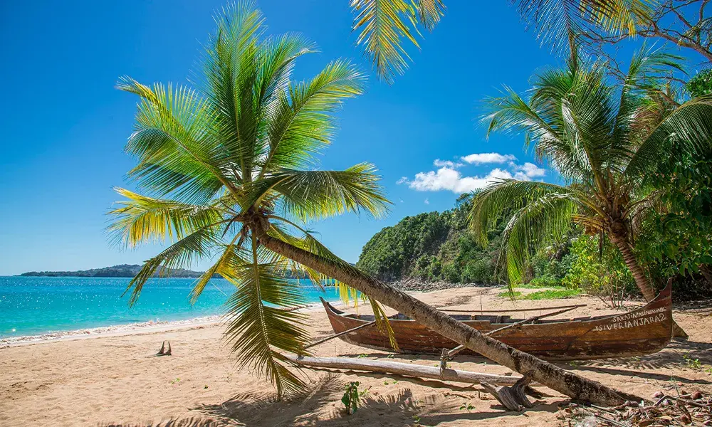 Spiaggia del Madagascar con barca tipica locale | Eden Viaggi